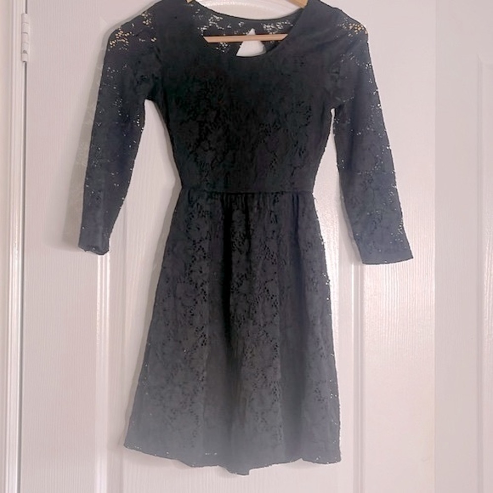 3/$20 😀 Black lace dress with lining